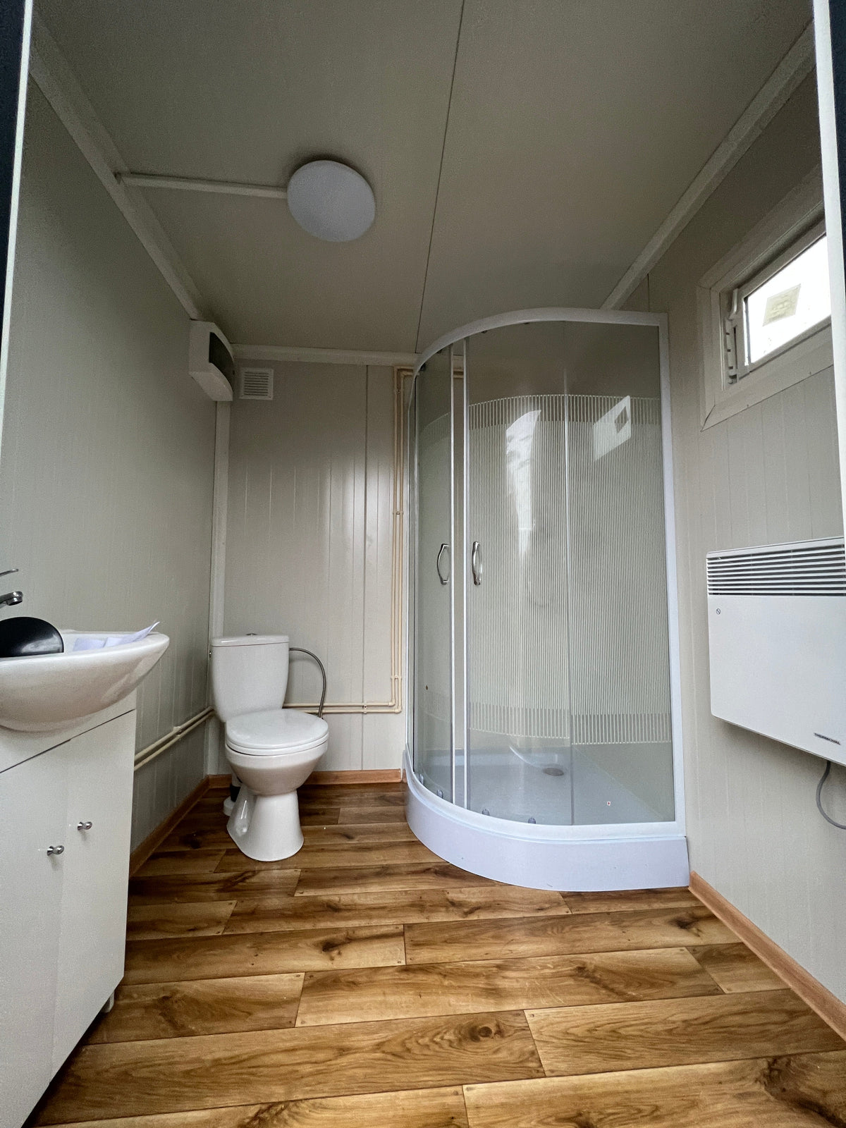 Contenedor Sanitario 2,00 × 2,00 m – Con Ducha y Depósito