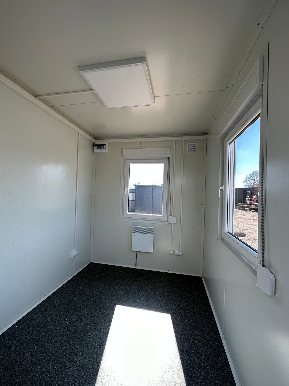 Contenedor Oficina 3,00 × 2,44 m – Módulo Prefabricado Aislado
