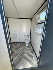 Contenedor Sanitario 2,00 × 2,00 m – Con WC y Urinario