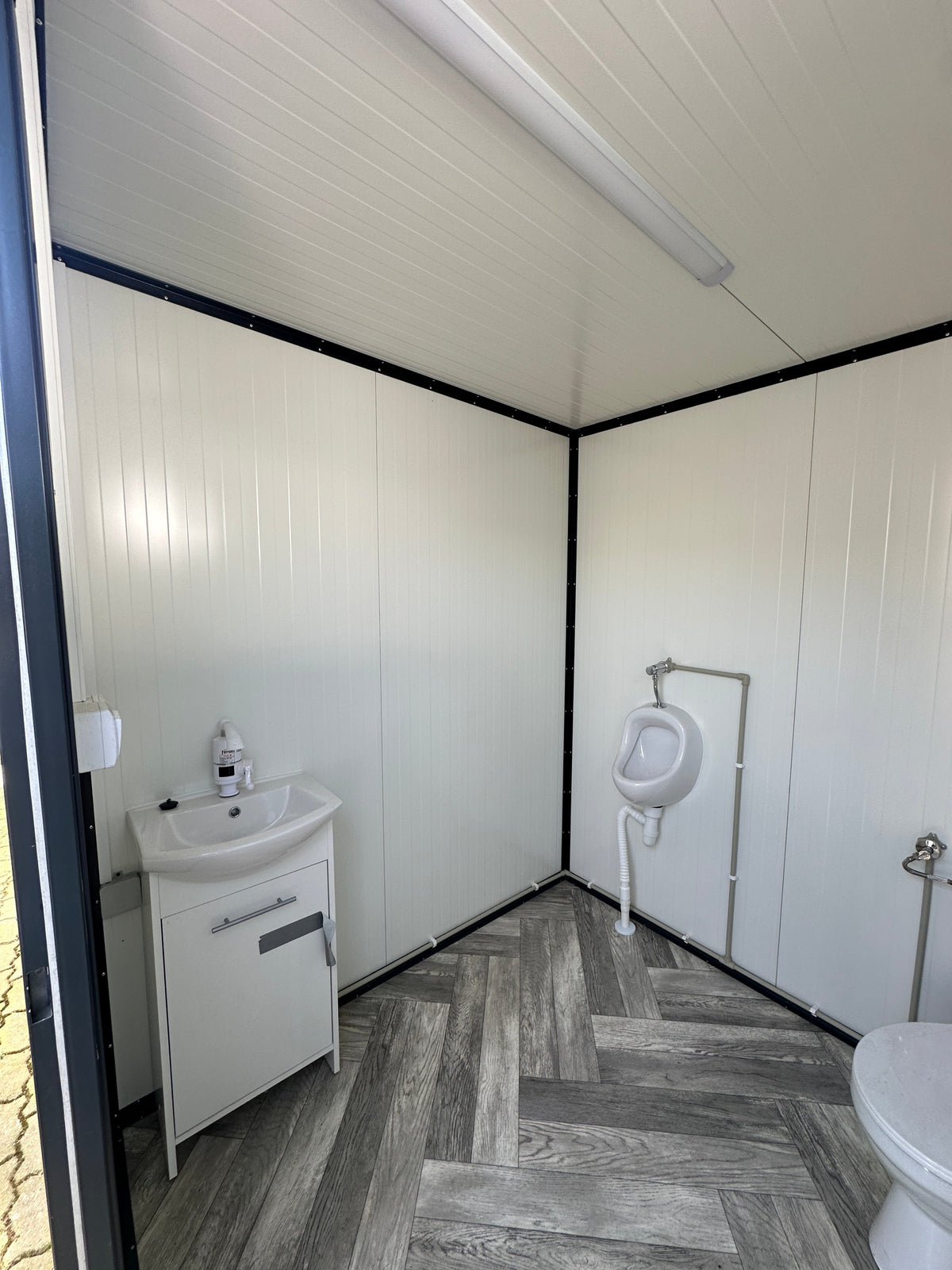 Contenedor Sanitario 2,00 × 2,00 m – Con WC y Urinario