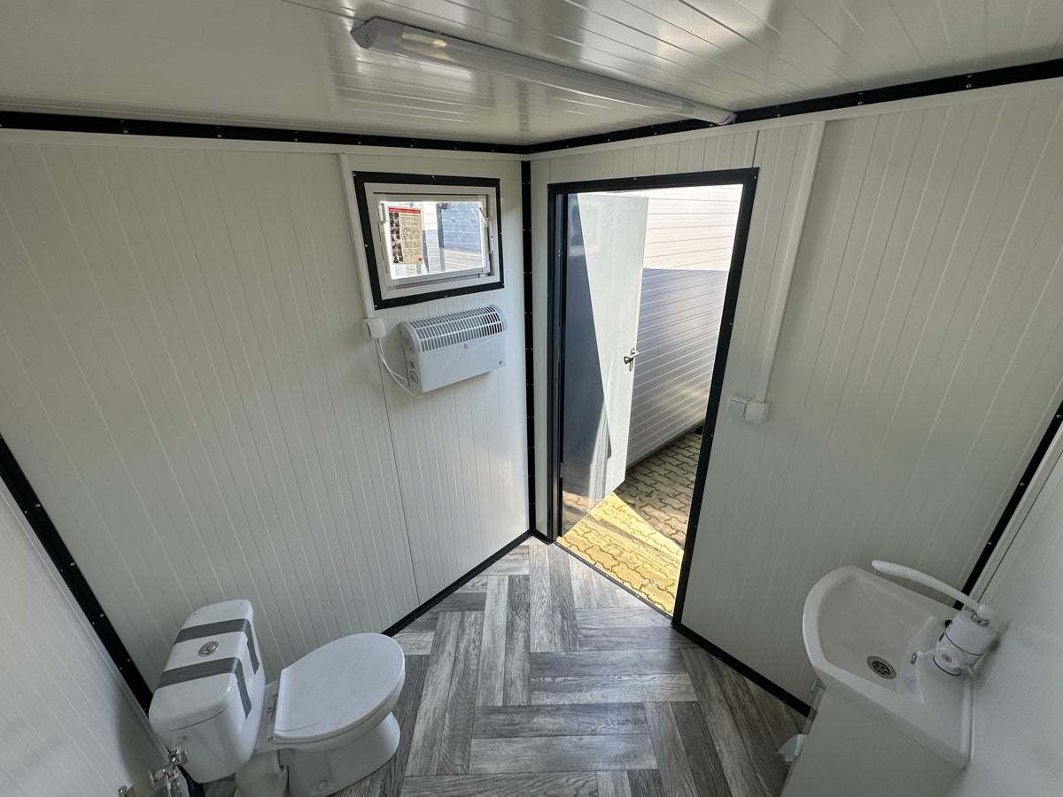 Contenedor Sanitario 2,00 × 2,00 m – Con WC y Urinario