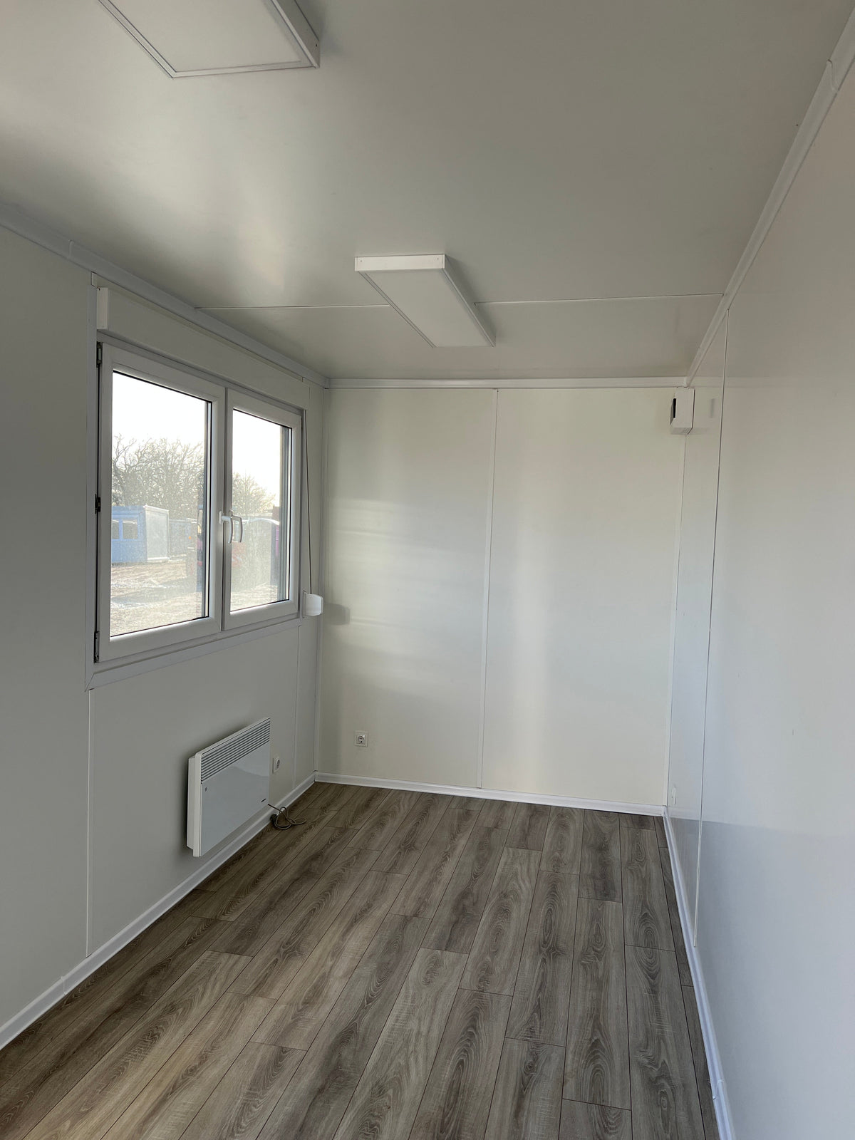 Contenedor Oficina 6,00 × 2,44 m – Puerta de Cristal con Persiana Eléctrica