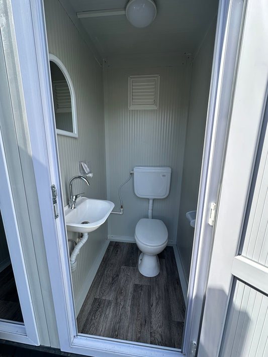 Contenedor Sanitario Doble WC 2,20 × 1,30 m
