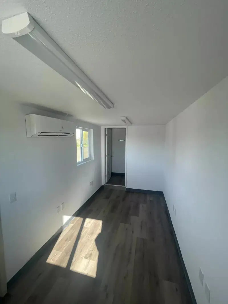 Contenedor marítimo transformado en oficina de 20 pies ( Ref: 50221 )